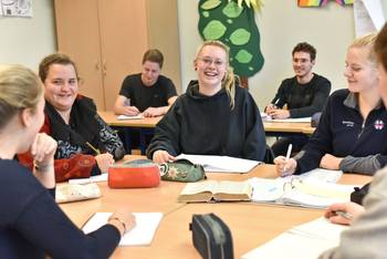 Man sieht Jugendliche in einem Klassenzimmer im Religionsunterricht